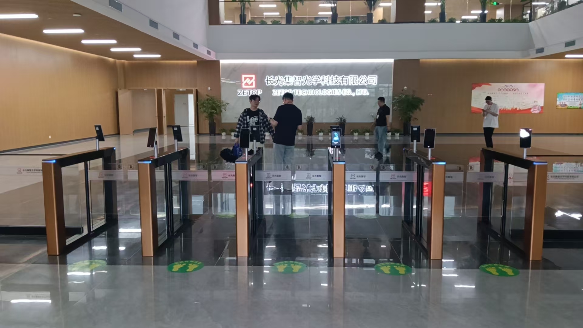 Últimos blogs da empresa sobre Smart Pedestrian Turnstiles: Driving Smart City Development with Unified Multi-Scenario Access